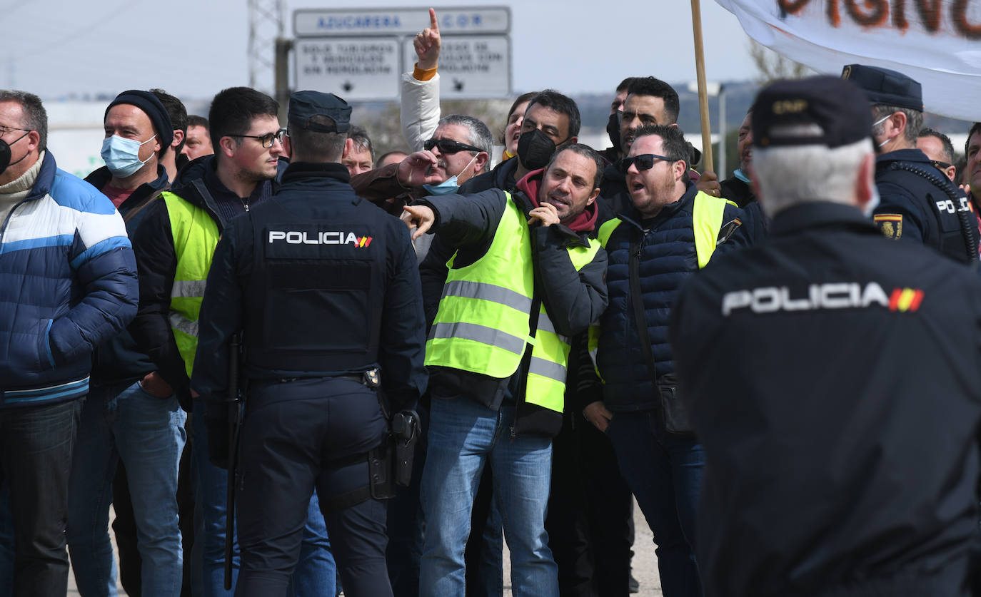 Protestas durante el acto de colocación de la primera piedra de la fábrica de Switch en Valladolid