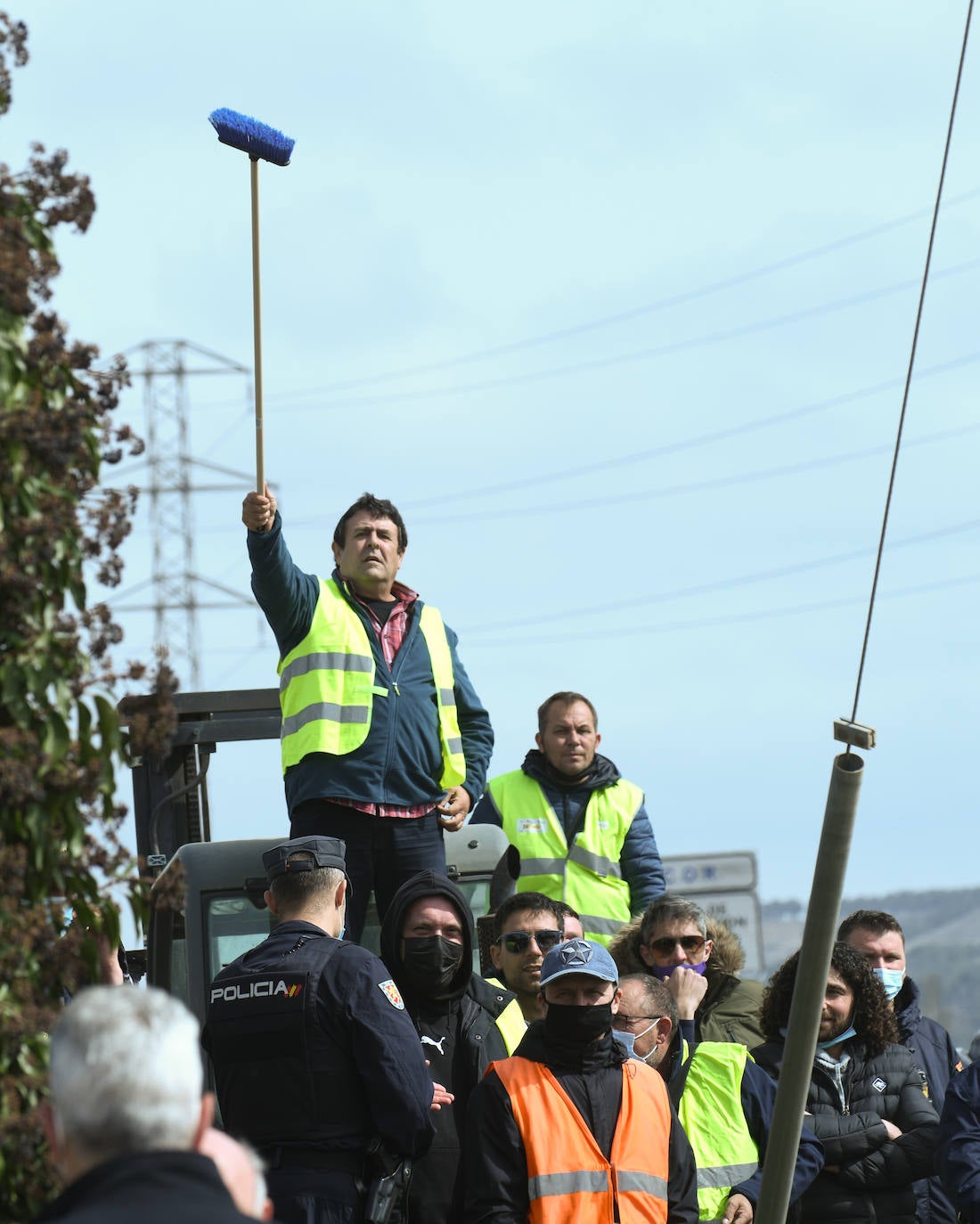 Protestas durante el acto de colocación de la primera piedra de la fábrica de Switch en Valladolid