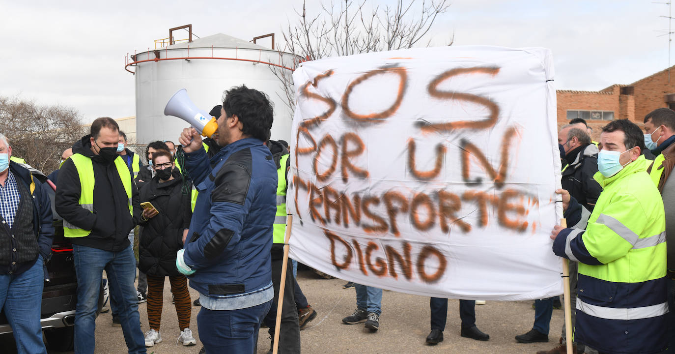 Protestas durante el acto de colocación de la primera piedra de la fábrica de Switch en Valladolid