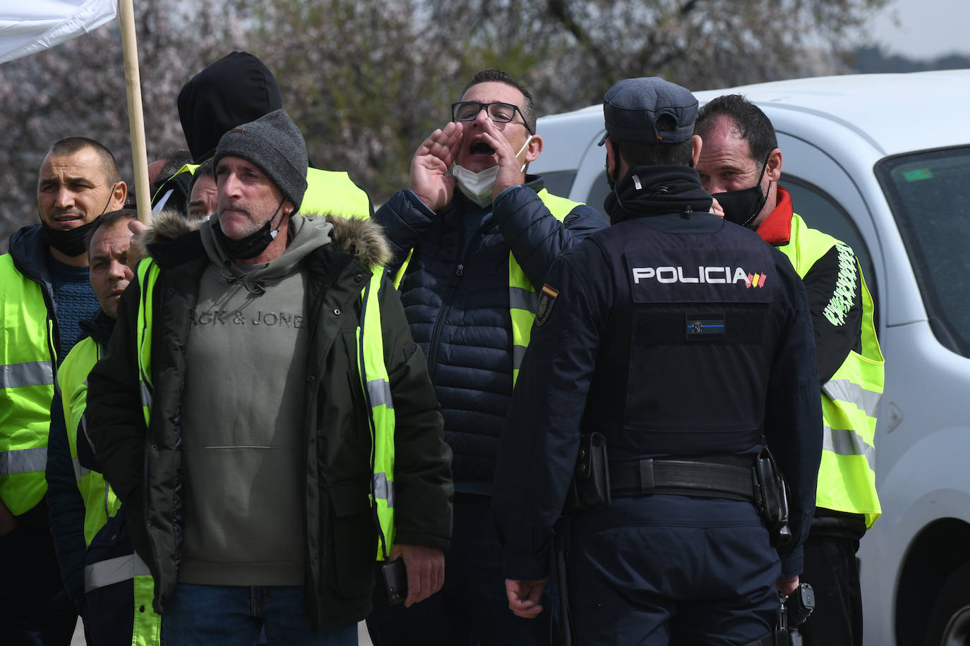 Protestas durante el acto de colocación de la primera piedra de la fábrica de Switch en Valladolid