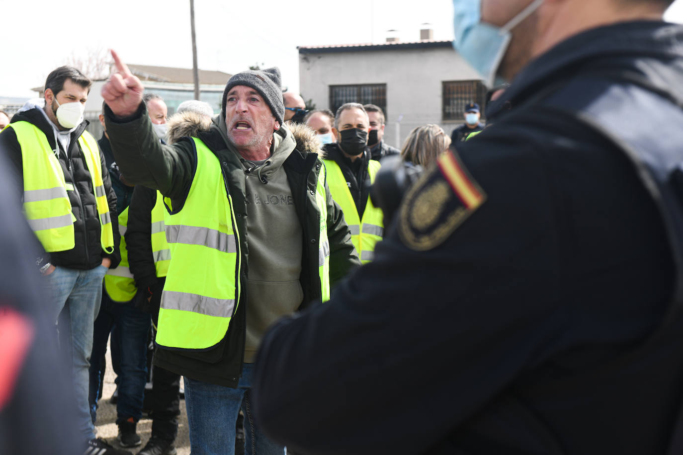 Protestas durante el acto de colocación de la primera piedra de la fábrica de Switch en Valladolid