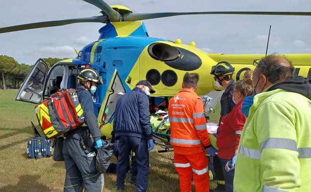 Imagen principal - Herido un hombre de 60 años tras volcar su vehículo en Alcazarén