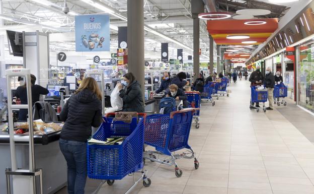 Clientes en la fila de cajas en un supermercado Carrefour de Valladolid. 