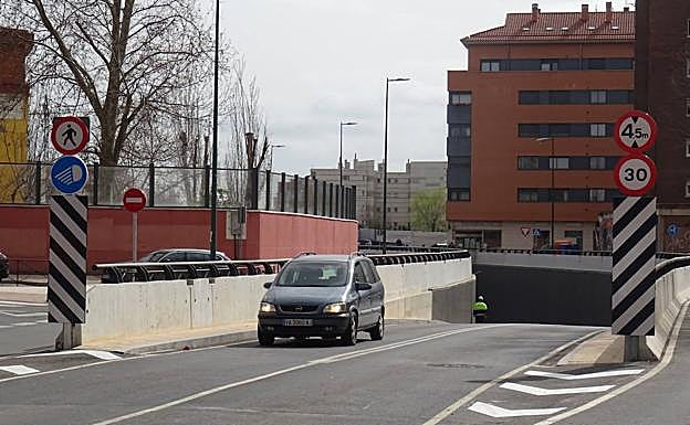 El túnel luce ya la señalización de la limitación a 30 kilómetros por hora. 