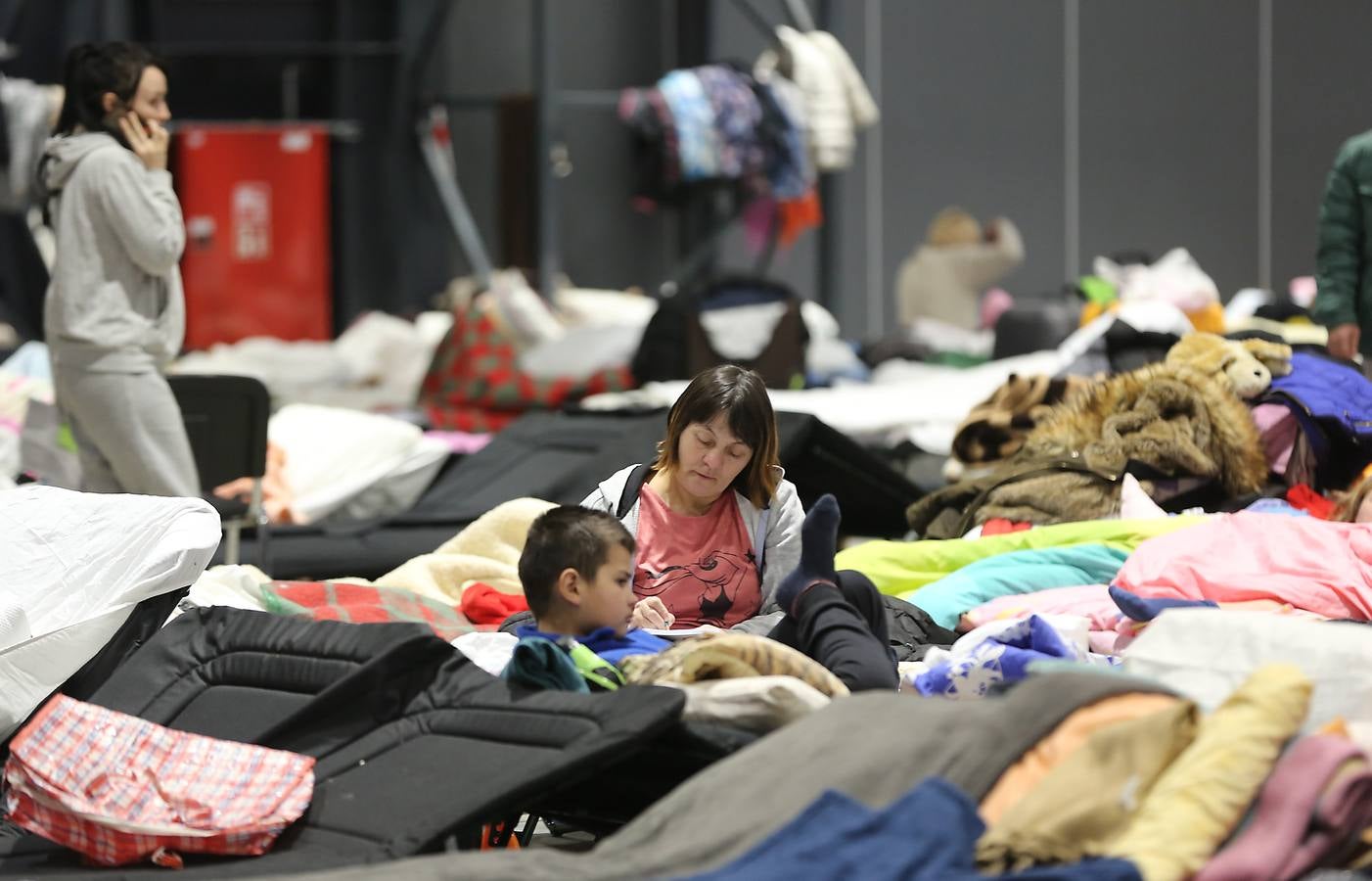 Fotos: Miles de refugiados duermen en las instalaciones de Varsovia