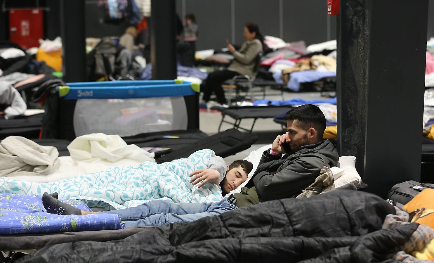 Fotos: Miles de refugiados duermen en las instalaciones de Varsovia