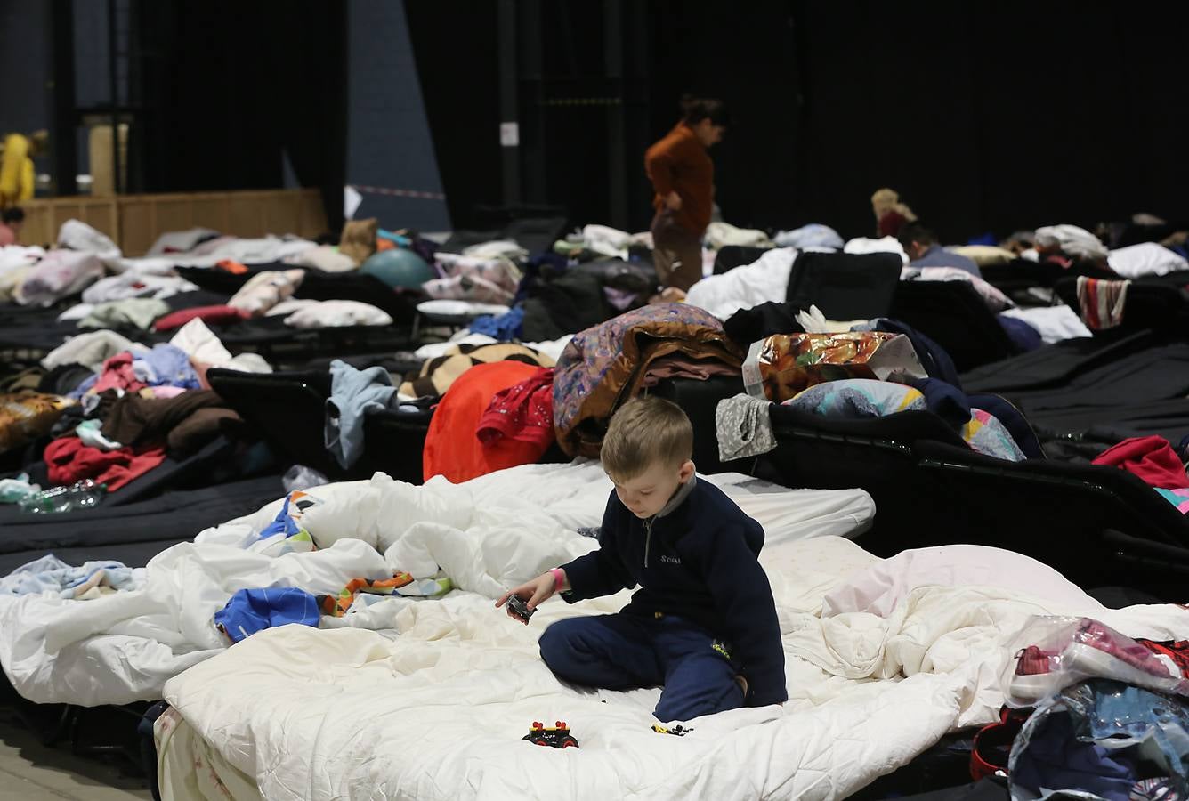 Fotos: Miles de refugiados duermen en las instalaciones de Varsovia