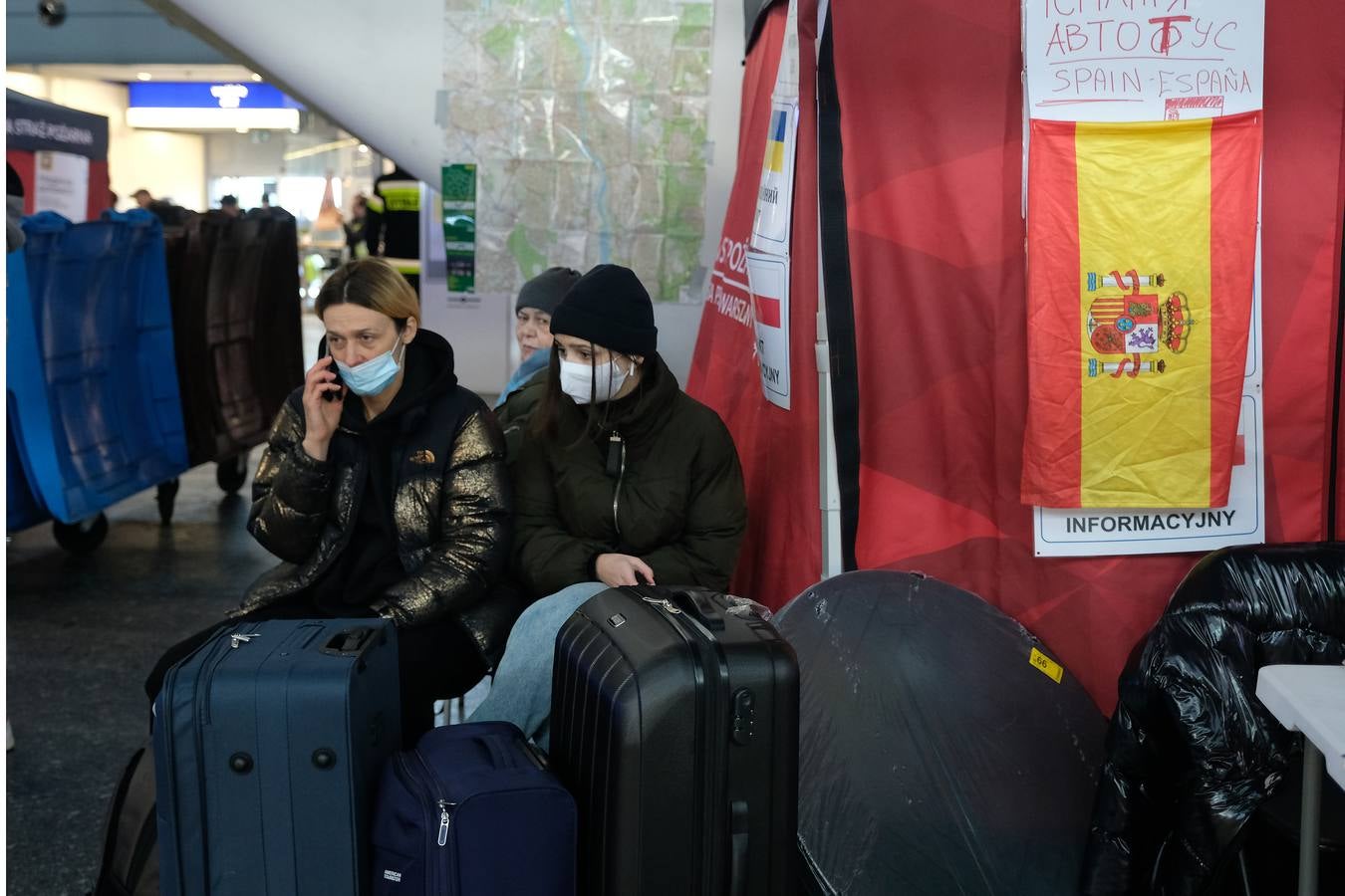 Fotos: Miles de refugiados duermen en las instalaciones de Varsovia