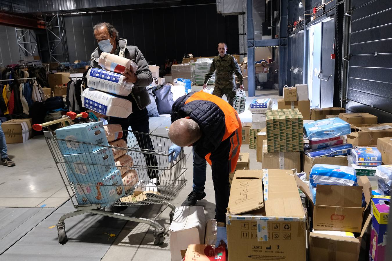 Fotos: Miles de refugiados duermen en las instalaciones de Varsovia