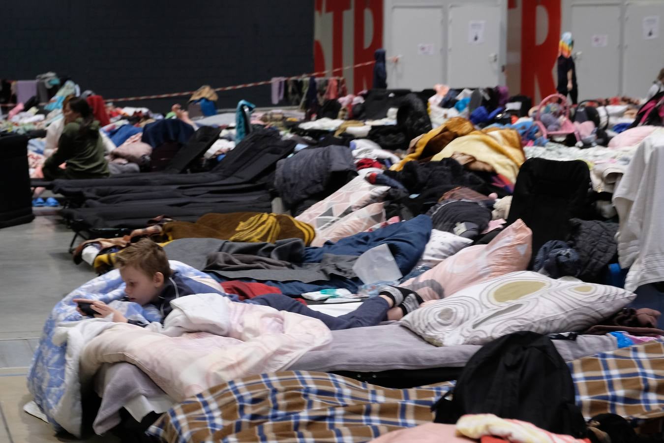 Fotos: Miles de refugiados duermen en las instalaciones de Varsovia