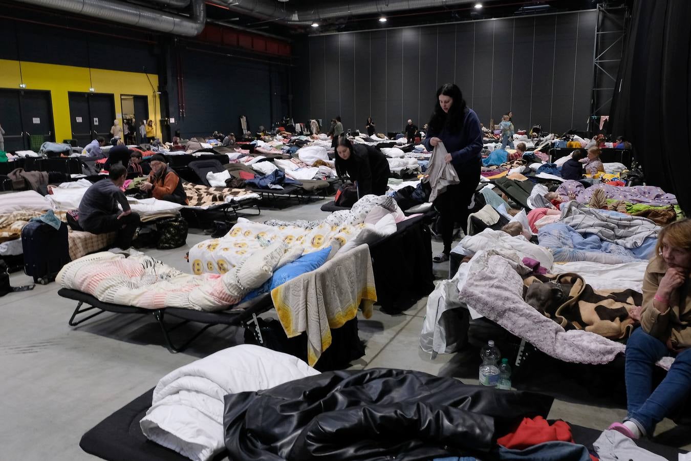 Fotos: Miles de refugiados duermen en las instalaciones de Varsovia