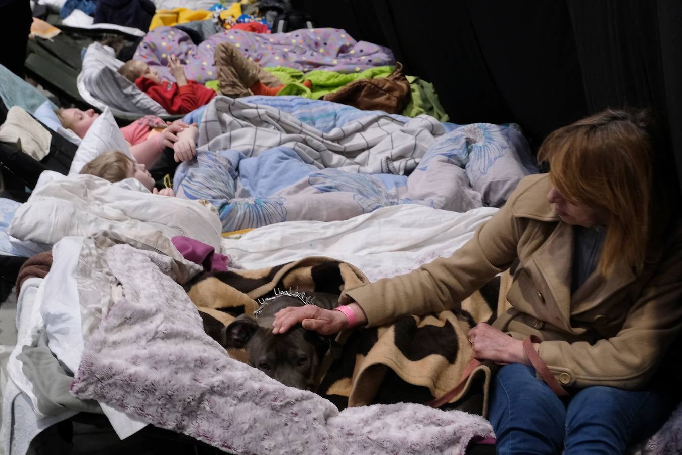 Fotos: Miles de refugiados duermen en las instalaciones de Varsovia
