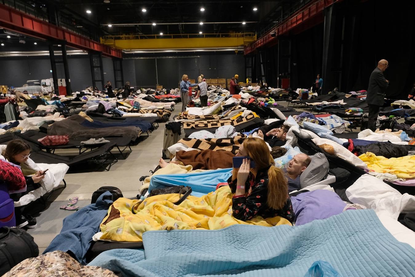 Fotos: Miles de refugiados duermen en las instalaciones de Varsovia
