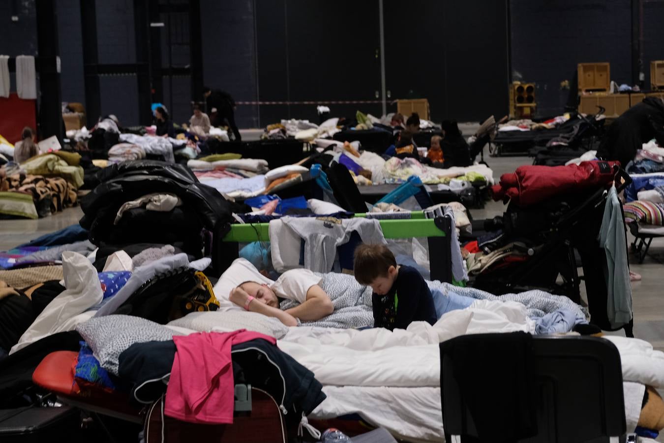 Fotos: Miles de refugiados duermen en las instalaciones de Varsovia