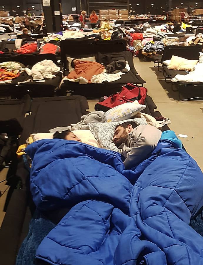 Fotos: Miles de refugiados duermen en las instalaciones de Varsovia