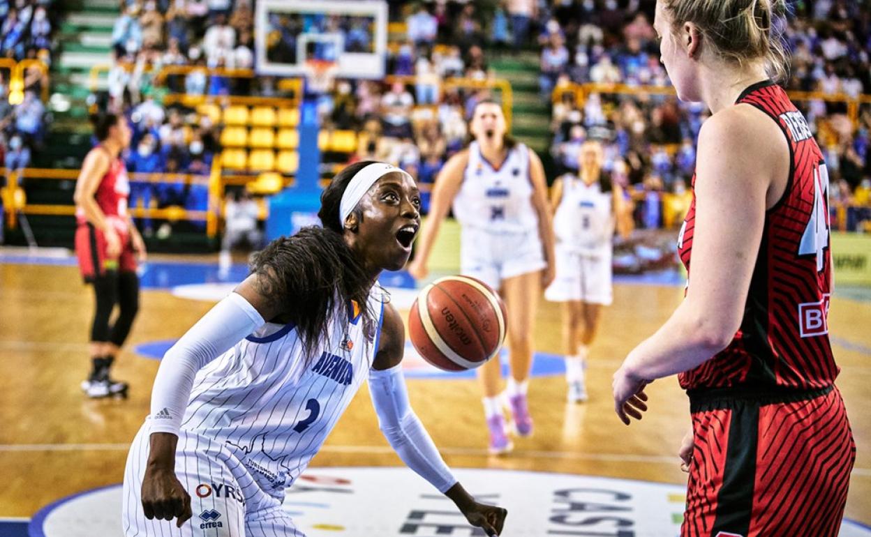 Kahleah Copper celebra una canasta ante Girona. 