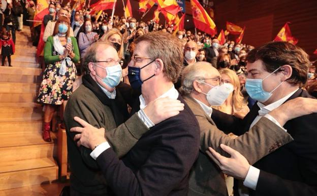 Alberto Núñez Feijóo saluda a Juan Vicente Herrera al inicio del acto político en Valladolid.