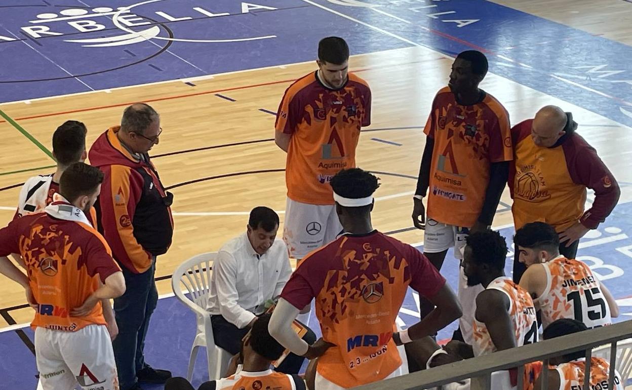 El Aquimisa Carbajosa Empresarial vence en Marbella y sigue soñando con la salvación (58-71)