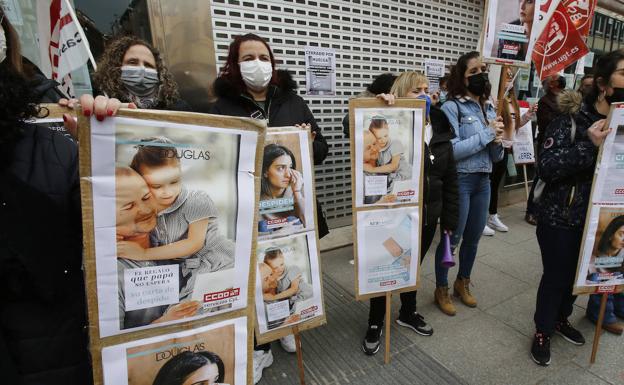 Protesta por el cierre de Douglas en la Calle Mayor.