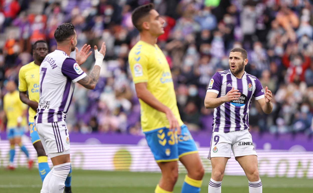 Sergio León y Weissman se lamentan por la falta de entendimiento en una acción del partido. 