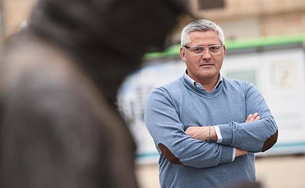 Fernando Zamácola posa junto a la estatua de Miguel Delibes a la entrada del Campo Grande de Valladolid.