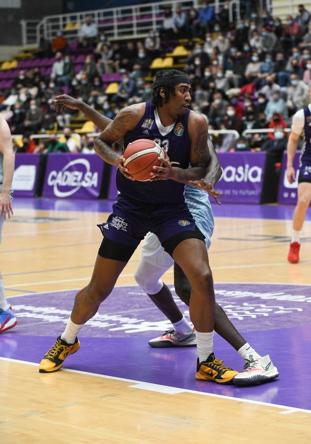 Fotos: El Real Valladolid Baloncesto renace tres derrotas después