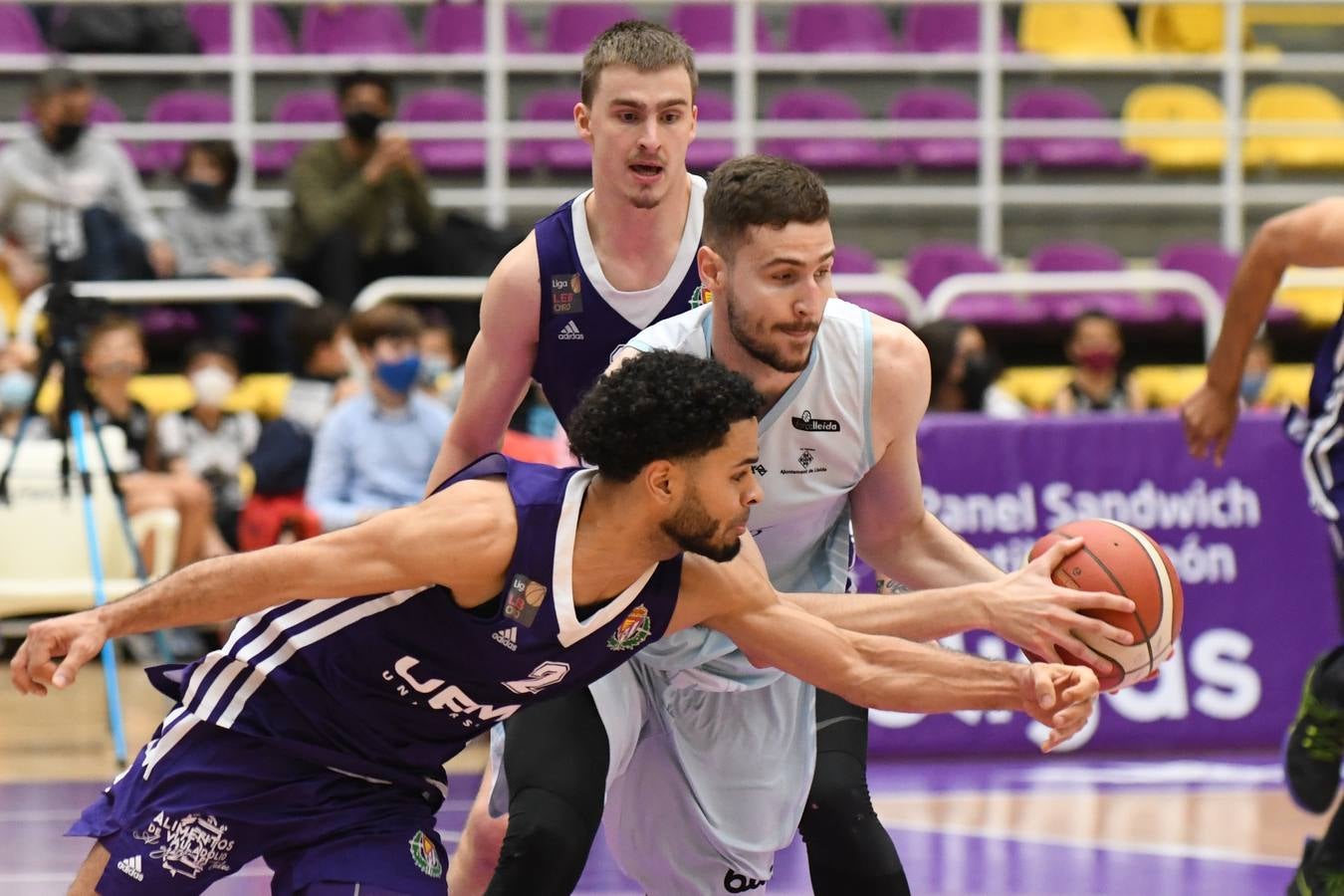 Fotos: El Real Valladolid Baloncesto renace tres derrotas después