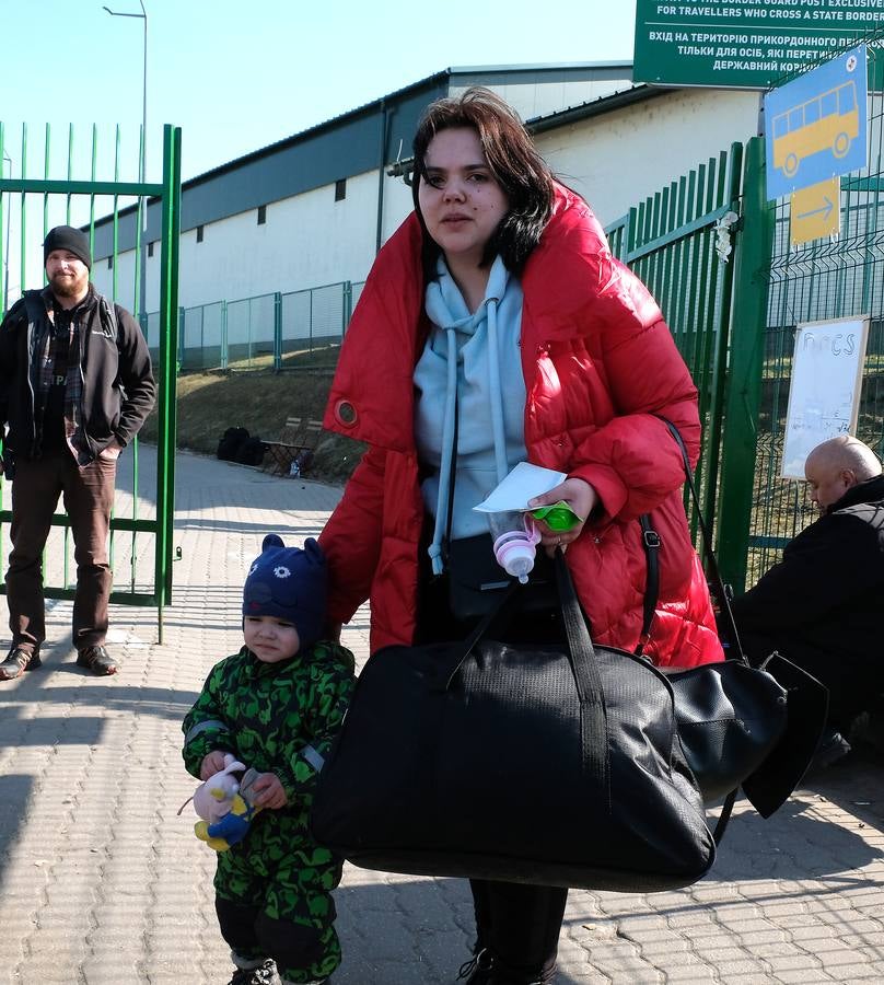 Refugiados ucranianos en la frontera entre Ucrania y Polonia.