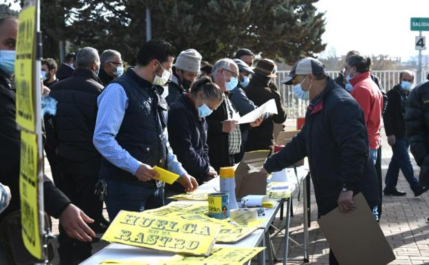 Recogida de firmas y entrega de octavillas.