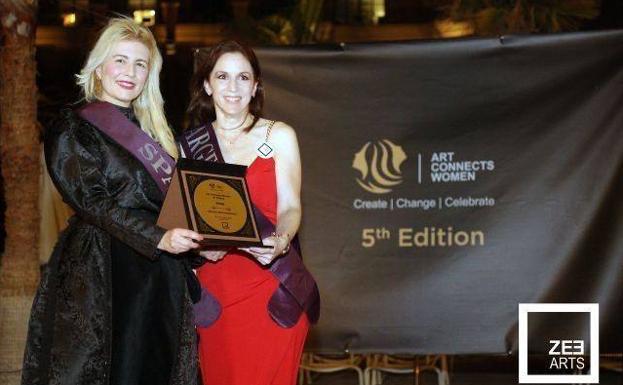 La artista Rosana Largo, a la izquierda, con el traje paredeño.
