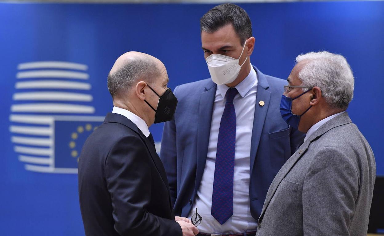 El alemán Olaf Scholz, Pedro Sánchez y el portugués António Costa.