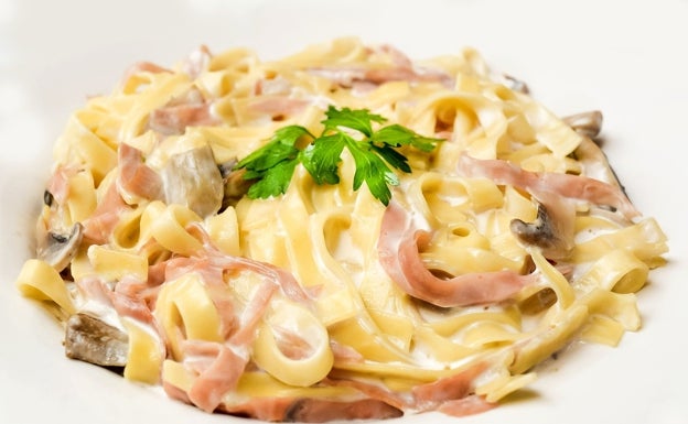 Tallarines con nata, bacon y champiñones