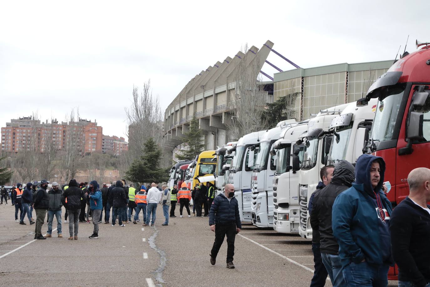 Fotos: Cientos de camiones circulan a escas velocidad por Valladolid