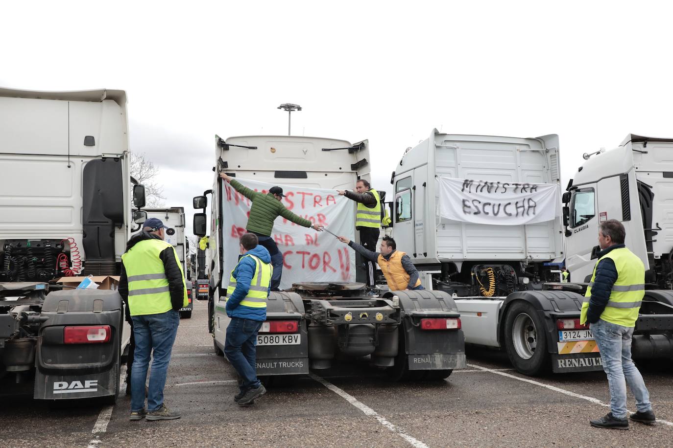 Fotos: Cientos de camiones circulan a escas velocidad por Valladolid