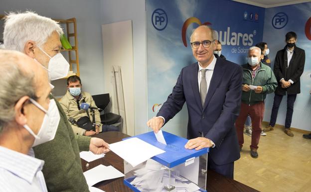 Javier Iglesias, votando.
