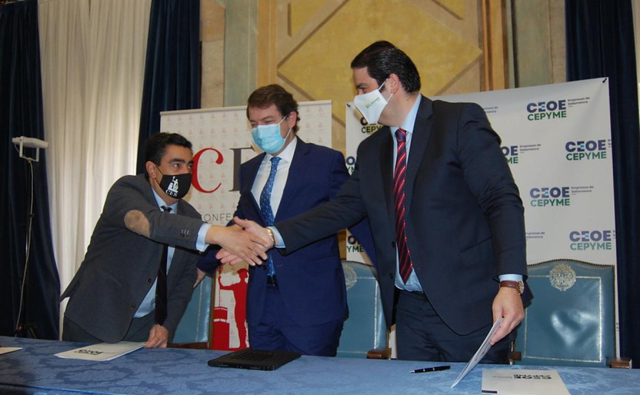Los presidentes de CES y CEOE Cepyme Salamanca estrechan sus manos tras la ifrma del acuedo en presencia de Mañueco.