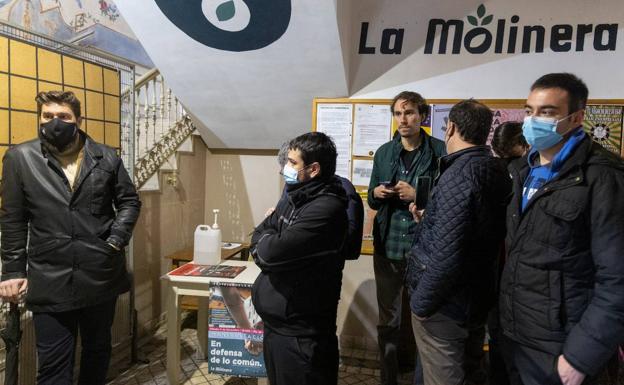 Un representante de la propiedad (i) junto a usuarios de La Molinera en el momento de la reocupación.