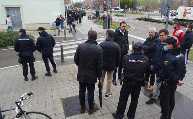 Los representantes de la propiedad conversan con los policías mientras los usuarios de La Molinera retiran algunos de sus enseres. 