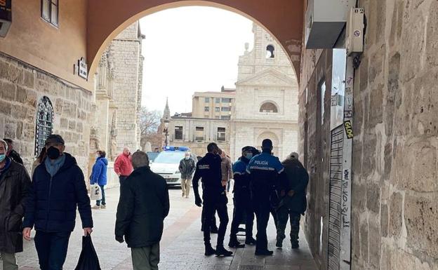 La Policía Local detiene a la persona sin hogar.