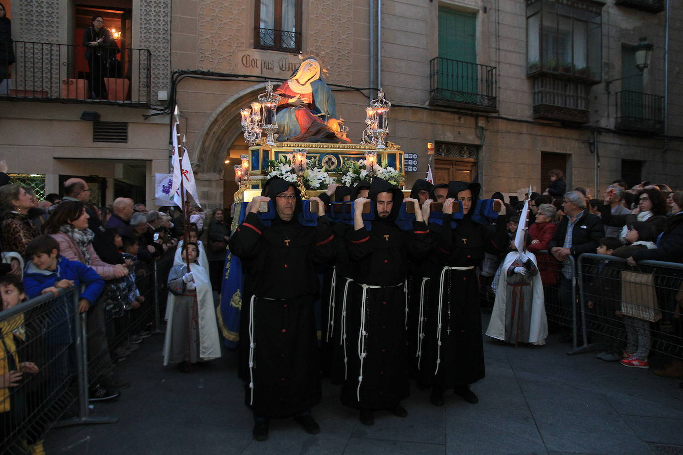La imagen de la Virgen de las Angustias sale de la iglesia del Corpus.