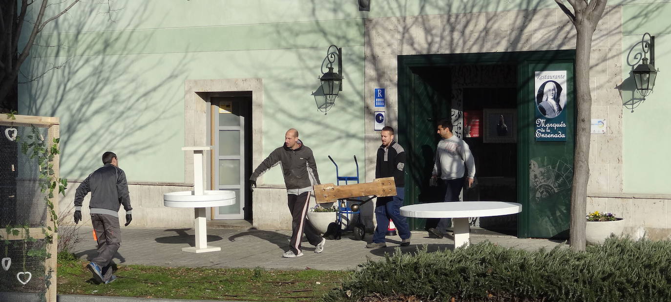 Los operarios sacan el mobiliario por la puerta del restaurante del hote después de su cierre en 2017.