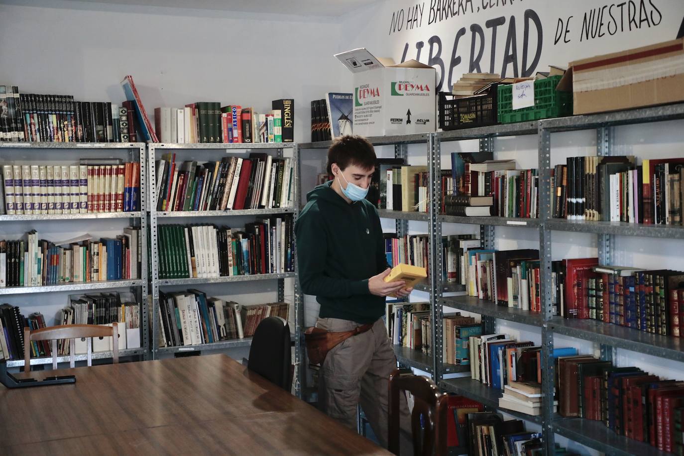 Biblioteca en el interior del centro social.