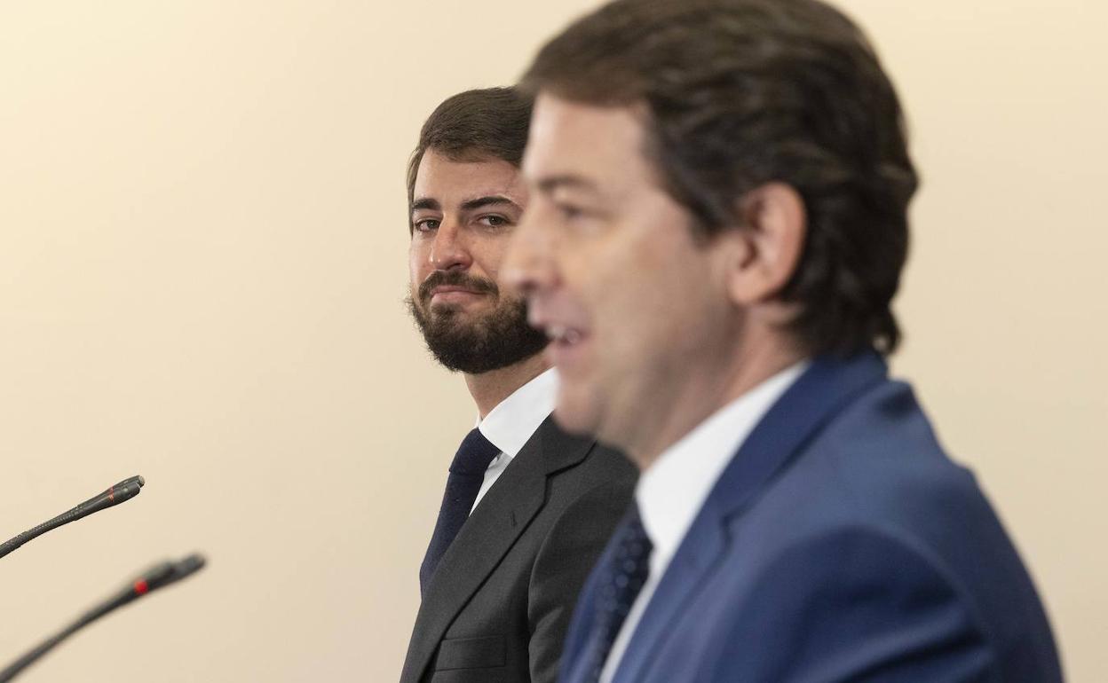 Juan García-Gallardo, de Vox, sigue la intervención de Alfonso Fernández Mañueco tras firmar el pacto, el pasado 10 de marzo.