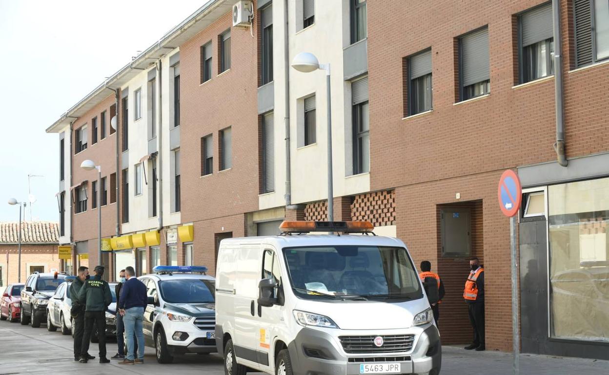 La Guardia Civil y la comisión judicial, durante el levantamiento del cadáver. 