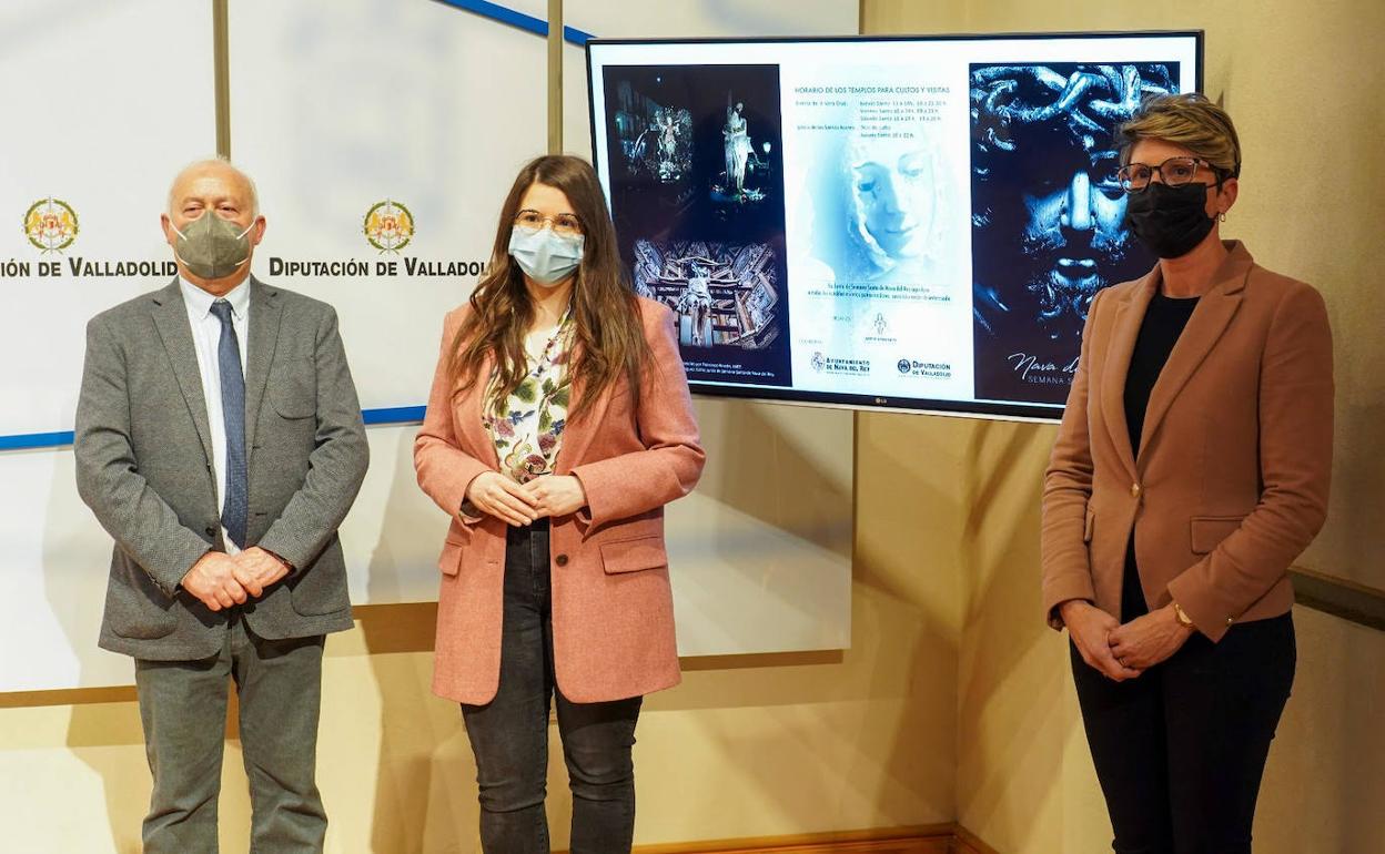 Guillermo Hernández, presidente de las cofradías de Nava, junto a la diputada provincial Gemma Gómez y la alcaldesa de Nava, Blanca Martín. 