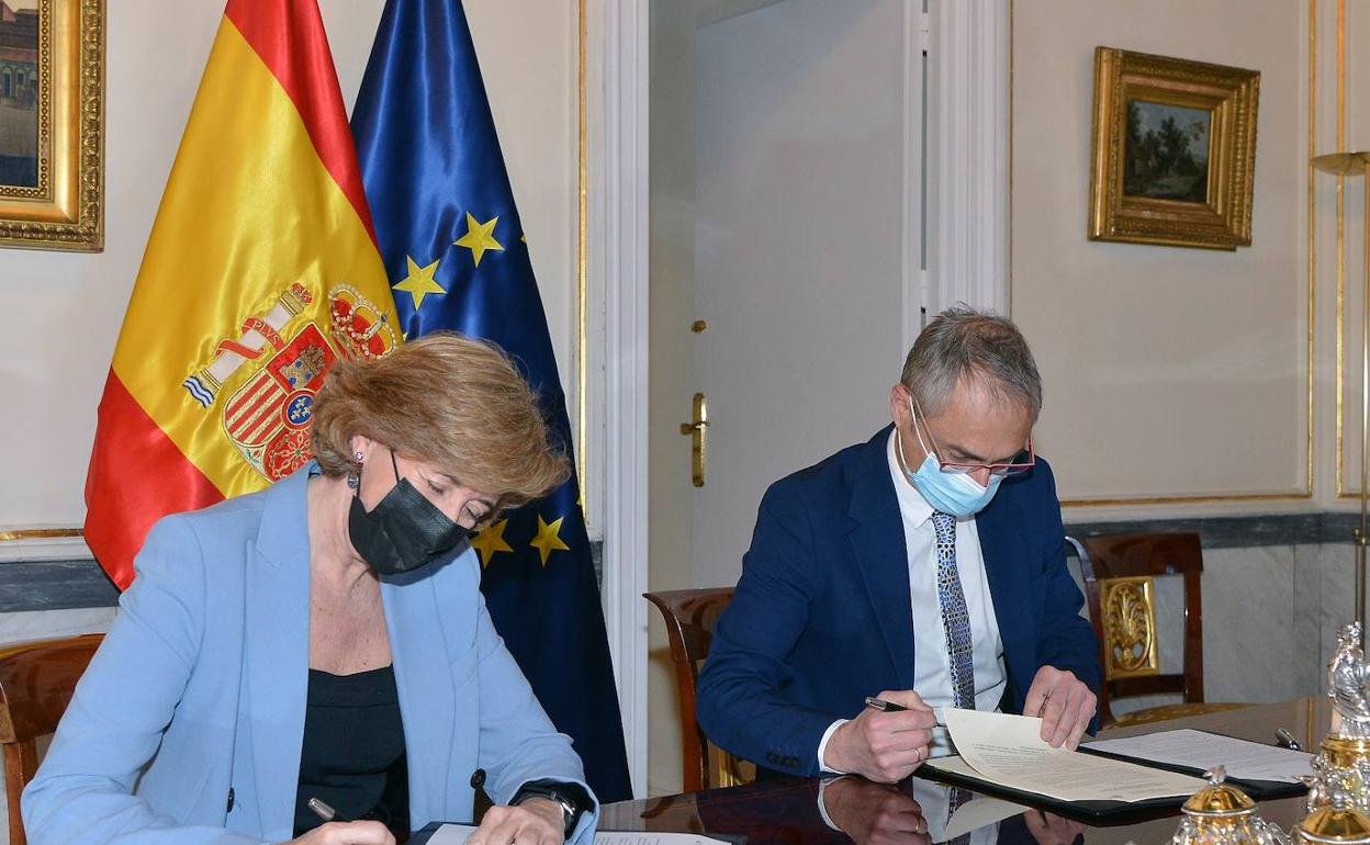 Ana de la Cueva, presidenta de Patrimonio Nacional y Ricardo Rivero, rector de la Universidad de Salamanca.