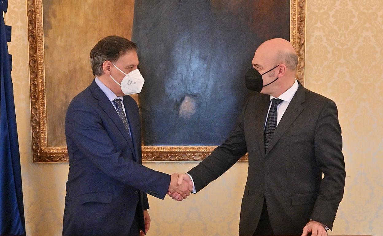 El alcalde de Salamanca, Carlos García Carbayo, y el director de Relaciones Institucionales de la Fundación Universitaria Iberoamericana (FUINIBER), Álvaro Durántez Prados