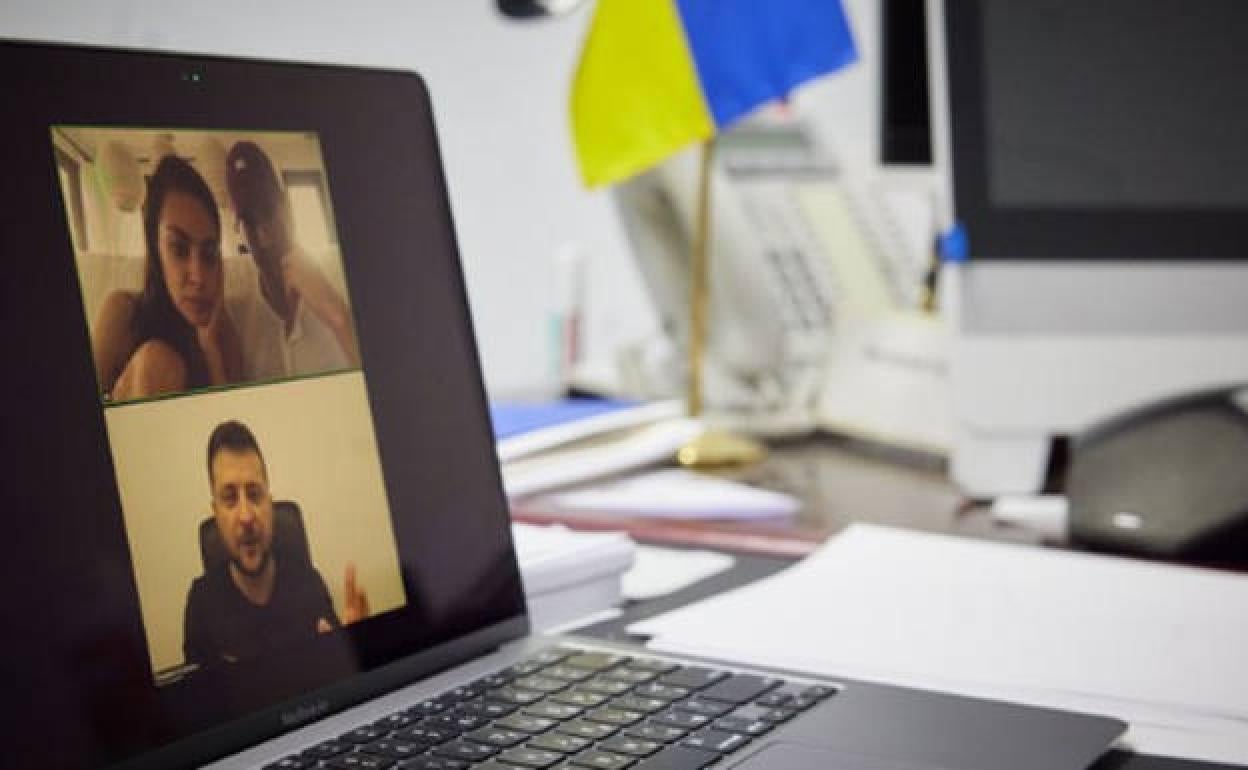 El presidente de Ucrania, Zelenski agradece por videollamada a Mila Kunis y a Ashton Kutcher su donación. 