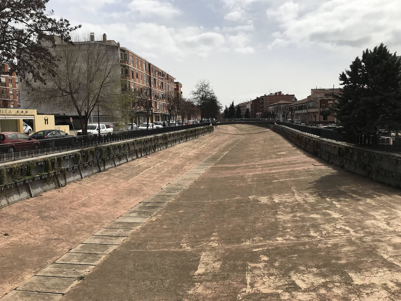 Cauce del río Zapardiel en el casco urbano de Medina del Campo. 