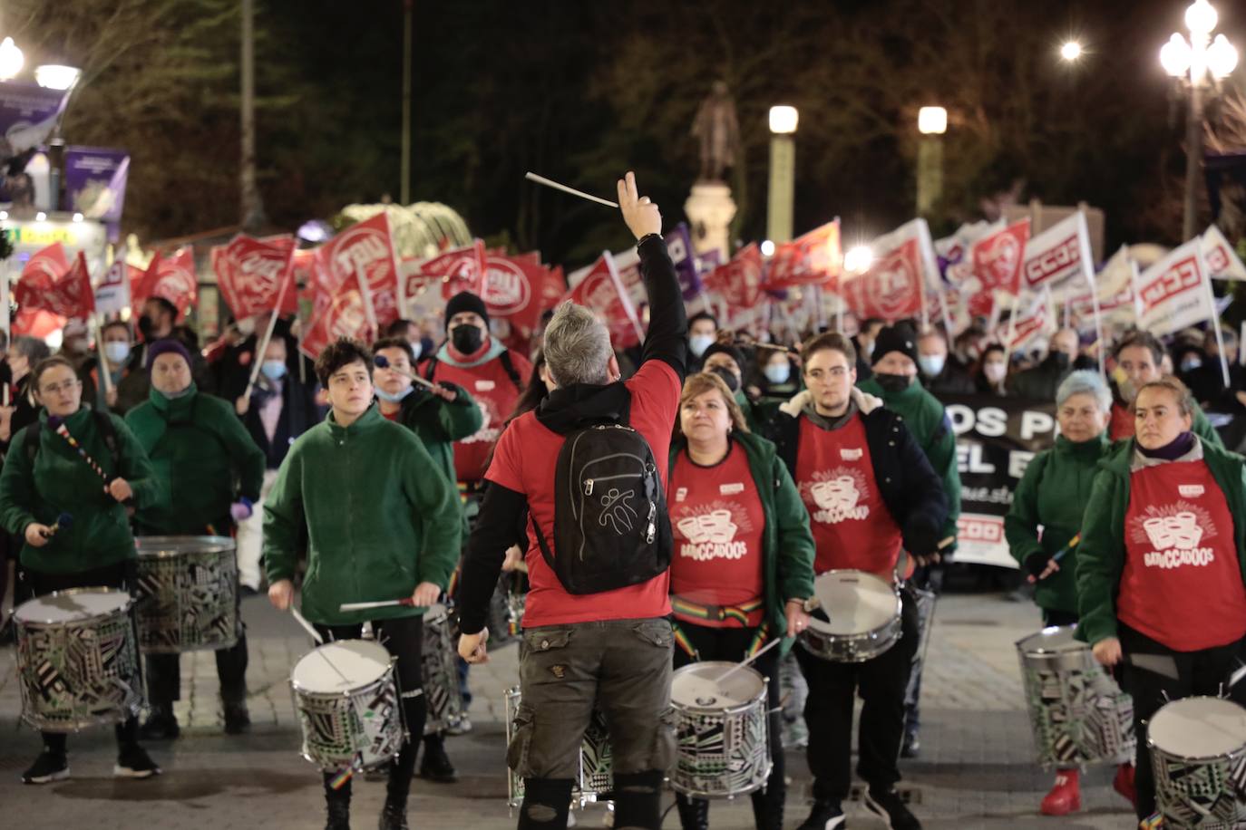 Diferentes momentos de la manifestación a su paso por las calles de Valladolid. 